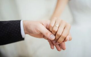 Vai casar? Confira os principais tipos de aliança. Existem tantos tipos de aliança no mercado atual que fica quase impossível escolher a mais bonita, você não acha? Neste artigo, a equipe da Viccenza traz os principais tipos de alianças de casamento. Continue com a gente e boa leitura! Alianças tradicionais anatômicas As alianças do estilo tradicional estão sempre em alta. Elas são clássicas, encorpadas e mais largas. Para ter mais conforto, o indicado são as anatômicas. Alianças cilíndricas As alianças cilíndricas possuem uma espessura bem próxima da largura. São encorpadas e o seu valor é mais alto se comparadas às alianças tradicionais. A aliança cilíndrica é moderna, minimalista e confortável de usar. Alianças econômicas tradicionais slim Esse tipo de aliança costuma ficar rente ao dedo, ou seja, não é muito espesso. Elas podem variar entre 4 e 6mm de largura. Alianças côncavas Essa aliança possui o formato externo côncavo. Pode ou não ter diamantes. Alianças chanfradas Possuem cantos chanfrados (inclinados). Ela aparenta ter um volume maior. É delicada, moderna e se torna mais econômica na hora da compra. Alianças finas com diamantes As alianças finas com diamantes tem uma largura máxima de 4mm. São delicadas e nada chamativas. Alianças quadradas com diamantes São parecidas com as finas, apenas em formato quadrado. Alianças com trançado Esse é um tipo de aliança para quem deseja exclusividade. O trançado é feito à mão e, com certeza, nenhum outro casal terá uma igual. Alianças cravejadas de diamantes Esse é um modelo de aliança mais luxuoso e chamativo. As pedras são colocadas juntas e, às vezes, fica até impossível ver o ouro. O valor deste tipo de aliança também é mais alto. Confira todos os modelos de alianças disponíveis na Viccenza!