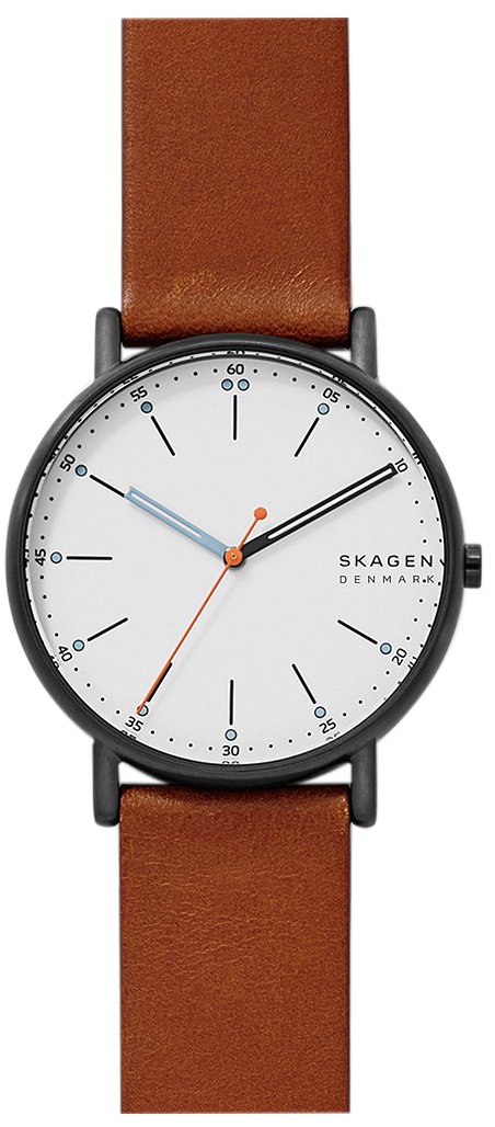 Relógio analógico, caixa aço preto, mostrador branco, grifos, pulseira couro marrom.