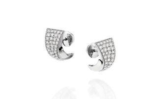 Brinco ouro branco meia argola com diamantes.