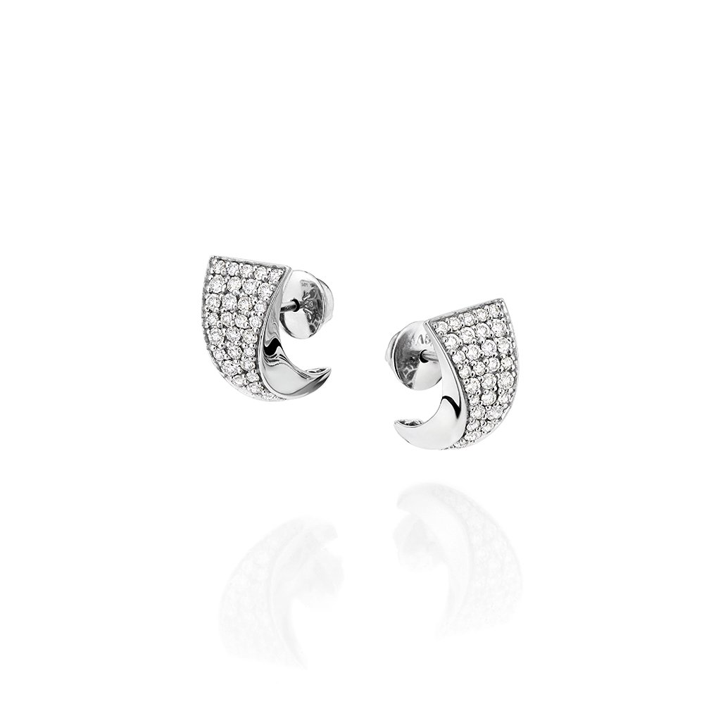 Brinco ouro branco meia argola com diamantes.