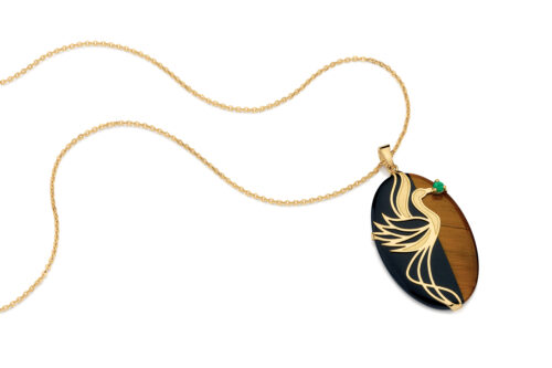 Pingente ouro amarelo, aplique Tsuru olho de tigre, ônix e esmeraldas.